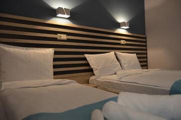 Фото номера Трехместный номер с балконом Отель Altus Hotel &amp; Spa г. Прайд 3