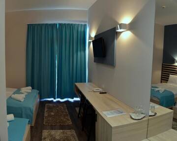 Фото номера Трехместный номер с балконом Отель Altus Hotel &amp; Spa г. Прайд 4
